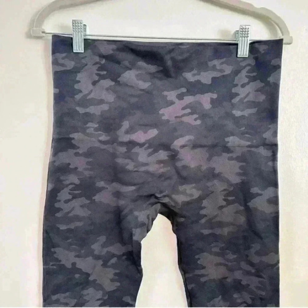 Spanx Look at Me Now Seamless Cropped Leggings Womens Size 1X Black Camo - Picture 6 of 6